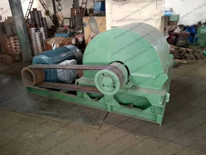 Electric motor sawdust making machine