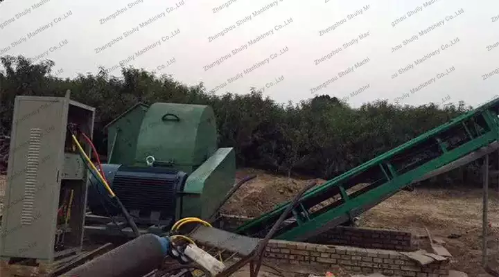 Working scene of wood crusher machine