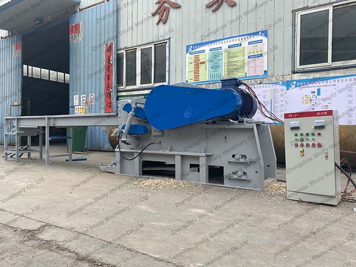 Drum chipper with the conveyor and control cabinet