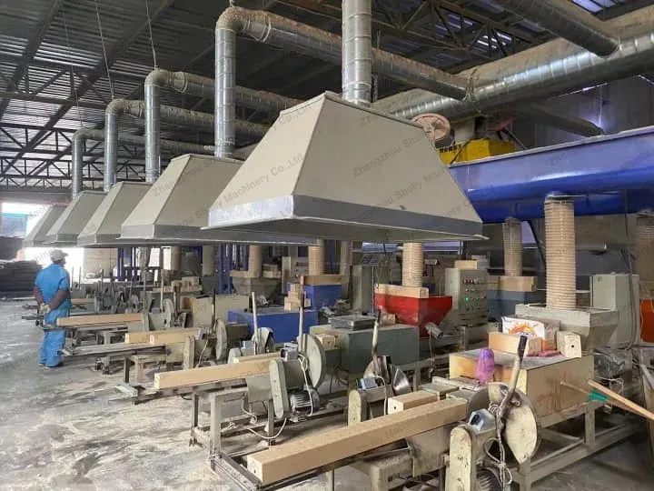 Máquina para fabricar bloques de madera para el reciclaje de residuos de madera.