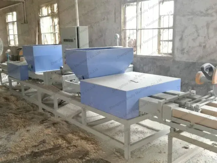 Escena de procesamiento de bloques de madera.