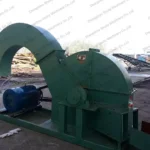 wood chip making machine with the extended outlet