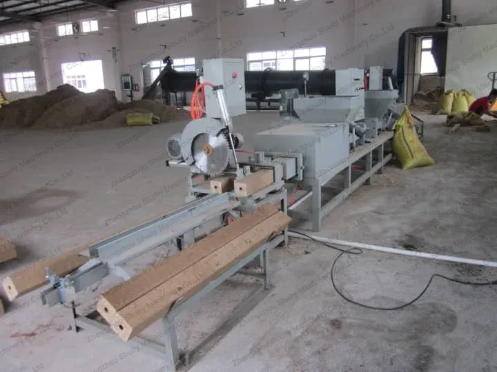 Máquina para fabricar bloques de paletas de madera en condiciones de trabajo.