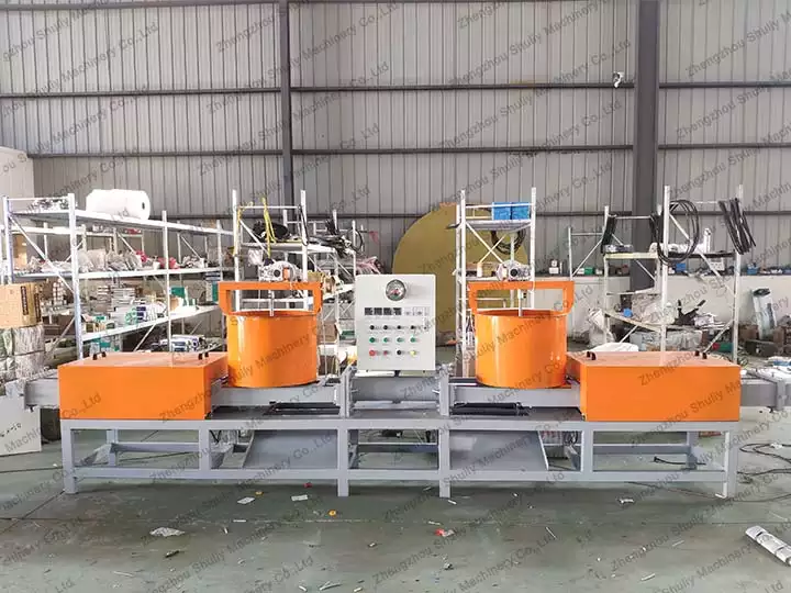Compressed wood block making machine with round hoppers