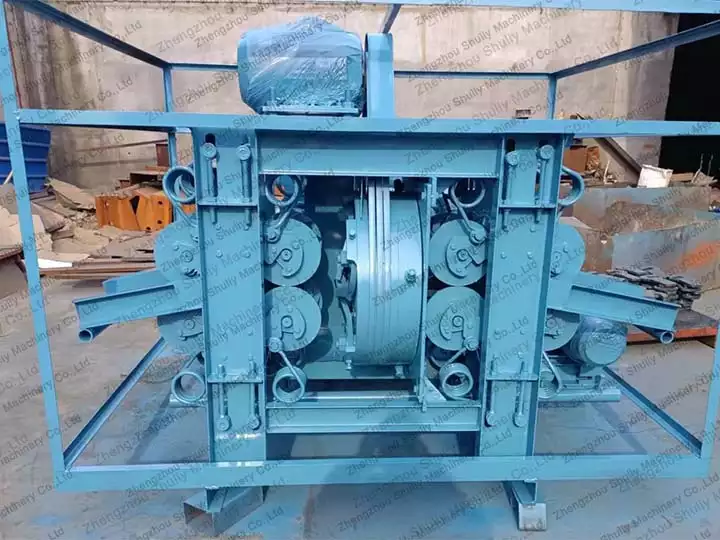 Electric wood peeling machine