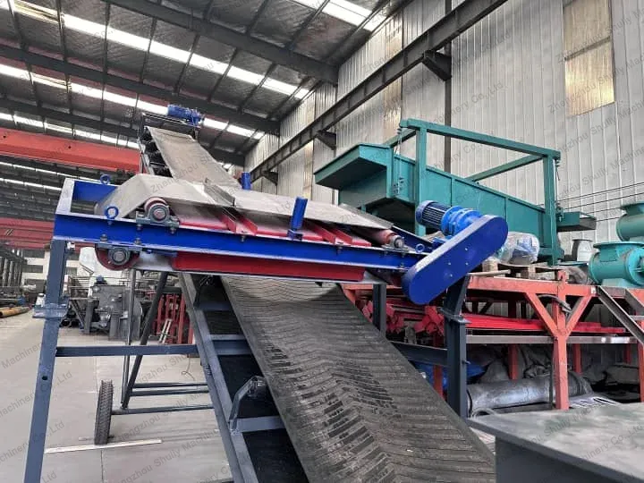 Magnetic device of waste pallet crushing machine